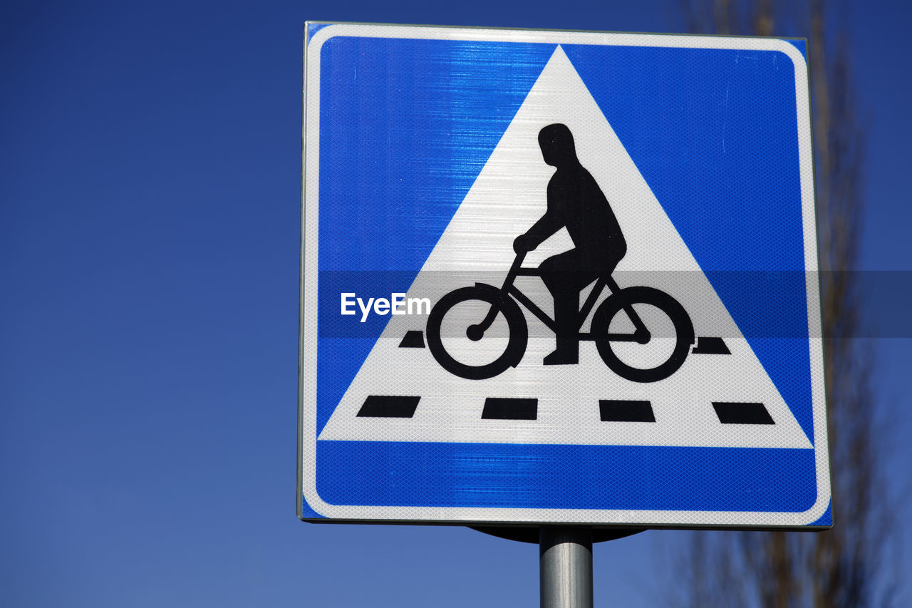 Traffic sign for bicycle crossing