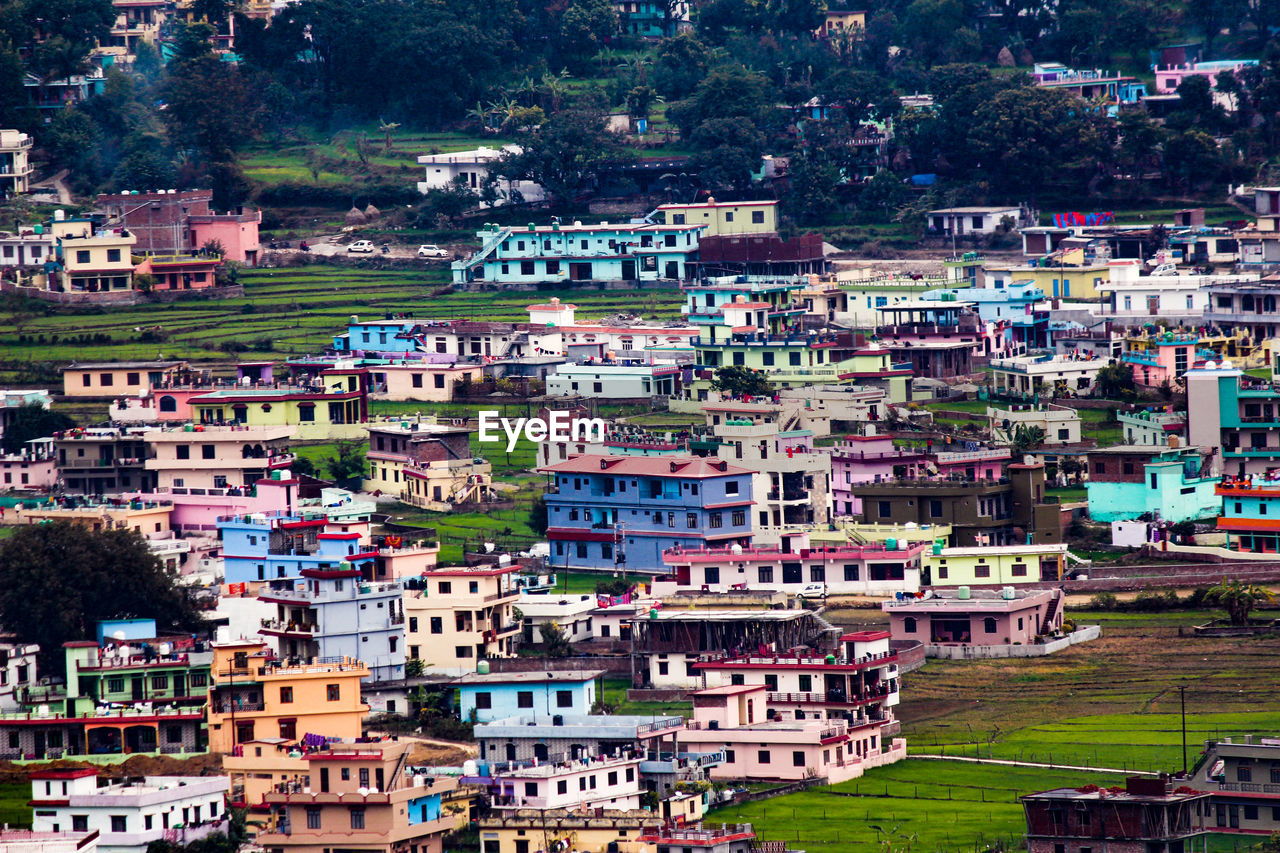 A shot of developed city situated in a valley of uttarakhand. landscape shot of bageshwar city.