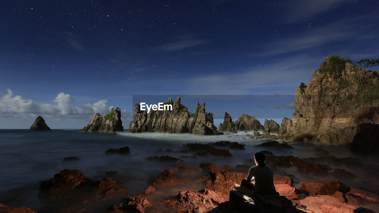 SCENIC VIEW OF SEA AGAINST SKY AT NIGHT