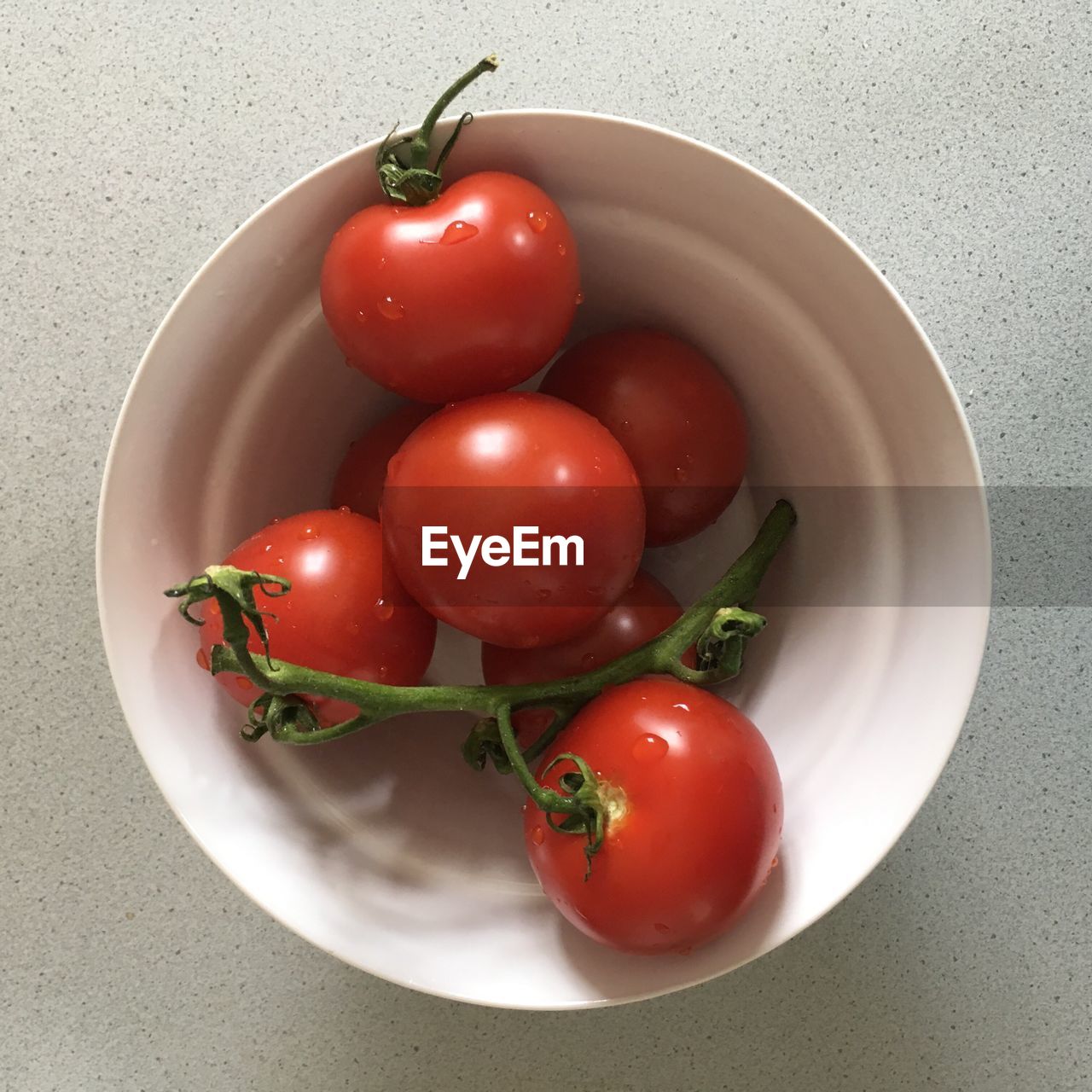 HIGH ANGLE VIEW OF TOMATOES IN PLATE
