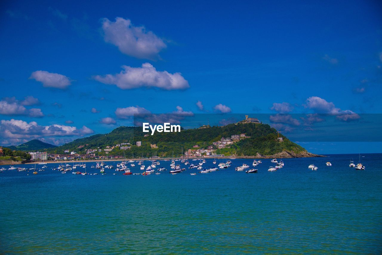 SAILBOATS IN SEA AGAINST SKY