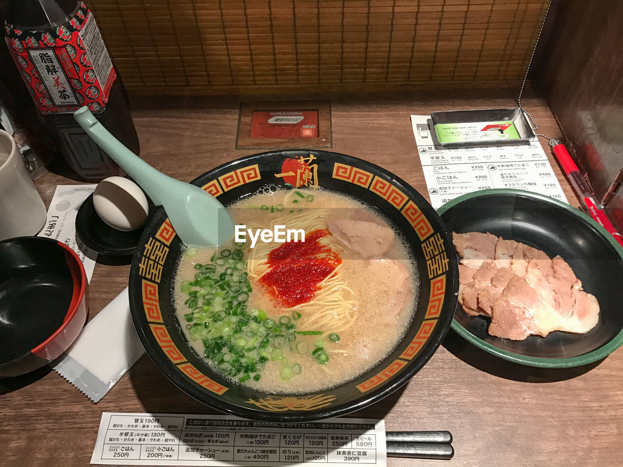 HIGH ANGLE VIEW OF SOUP IN BOWL