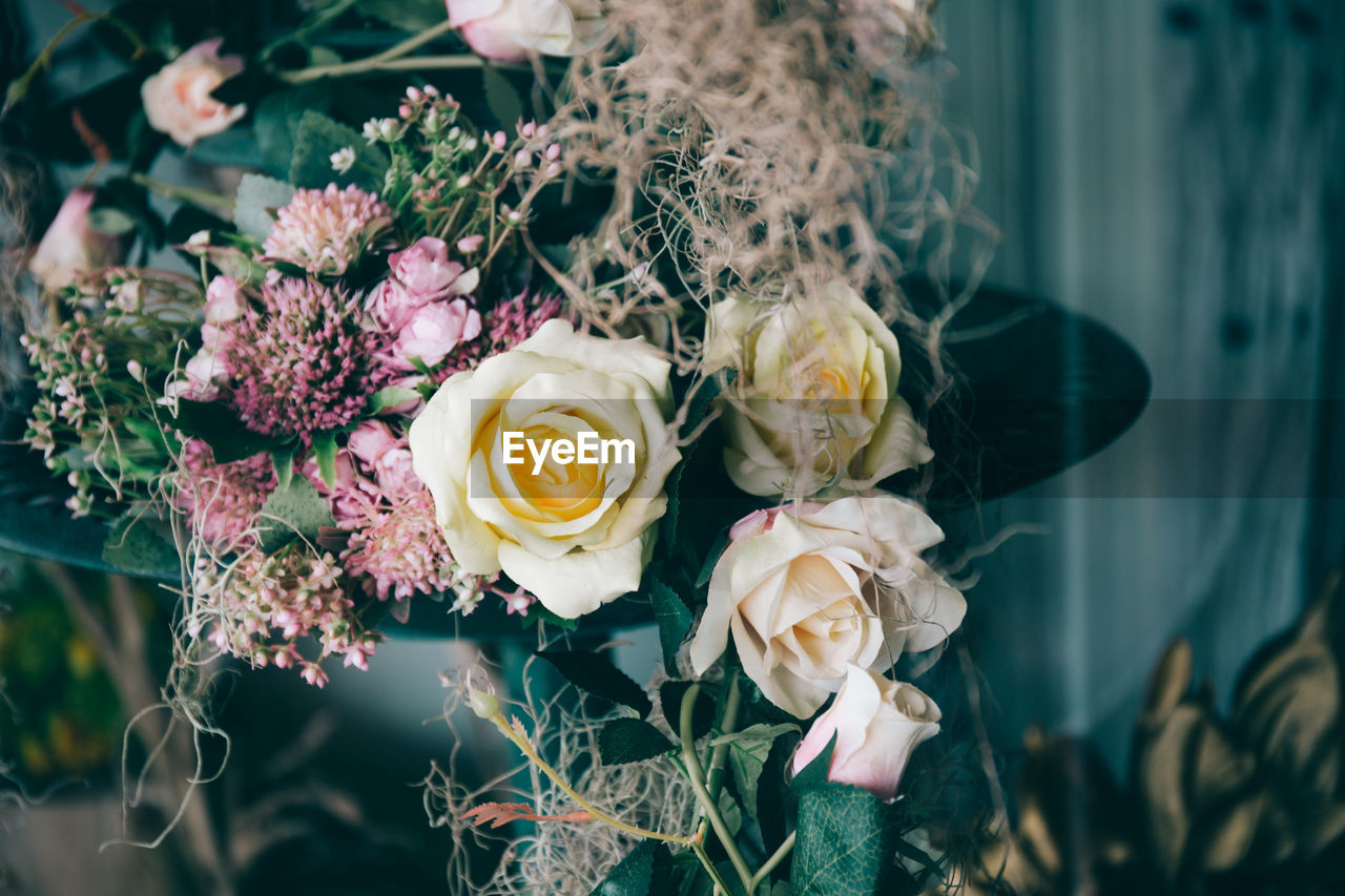 HIGH ANGLE VIEW OF WHITE ROSE BOUQUET