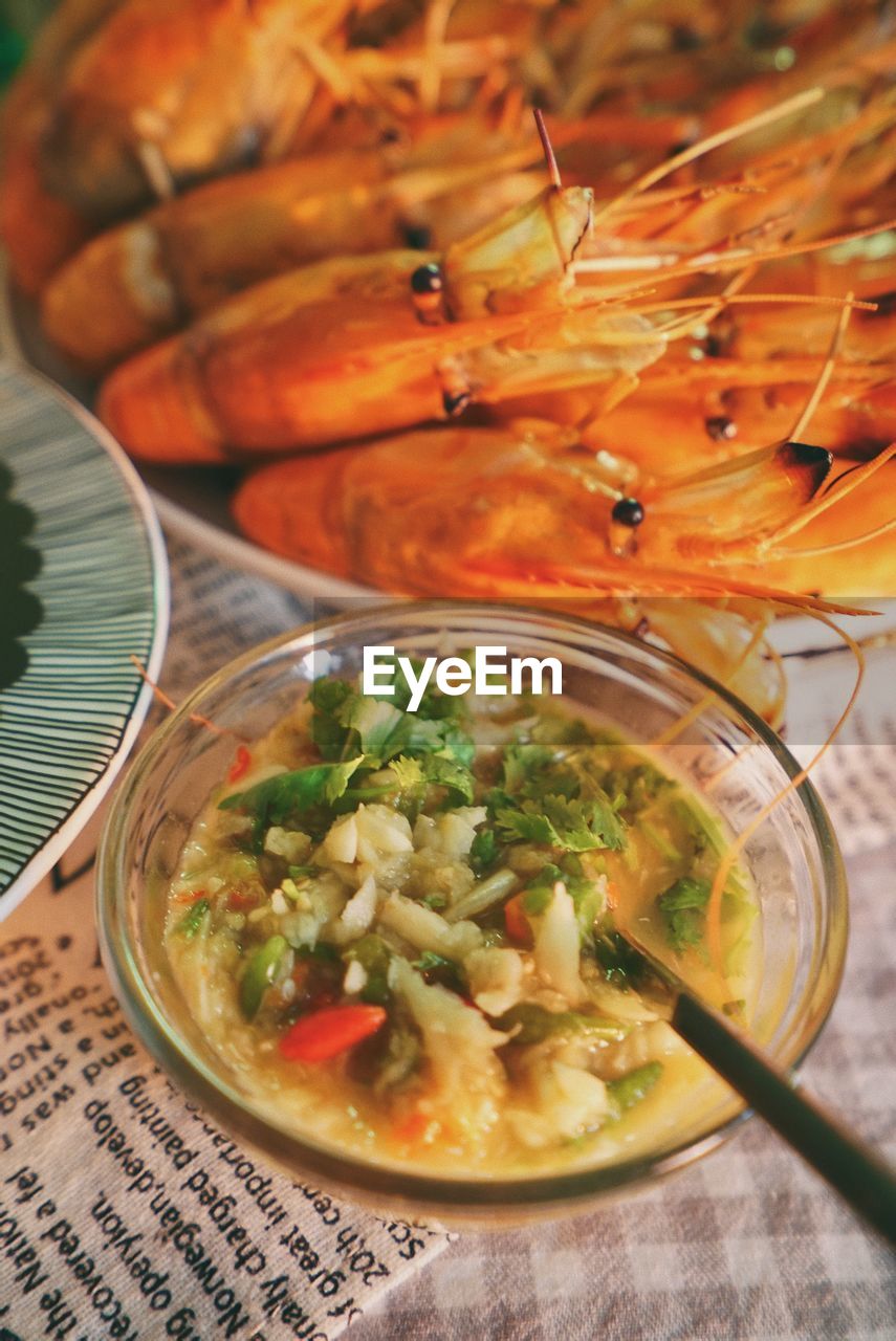 HIGH ANGLE VIEW OF FOOD IN BOWL