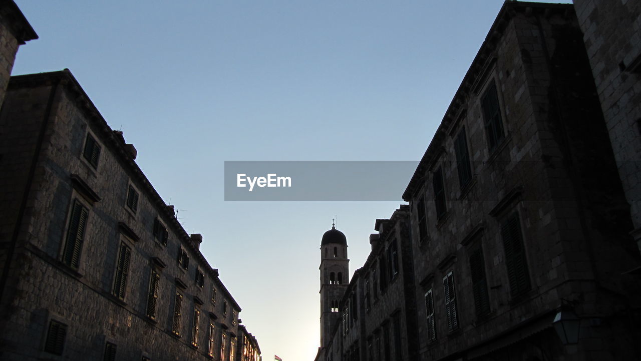 LOW ANGLE VIEW OF BUILDINGS AGAINST CLEAR SKY