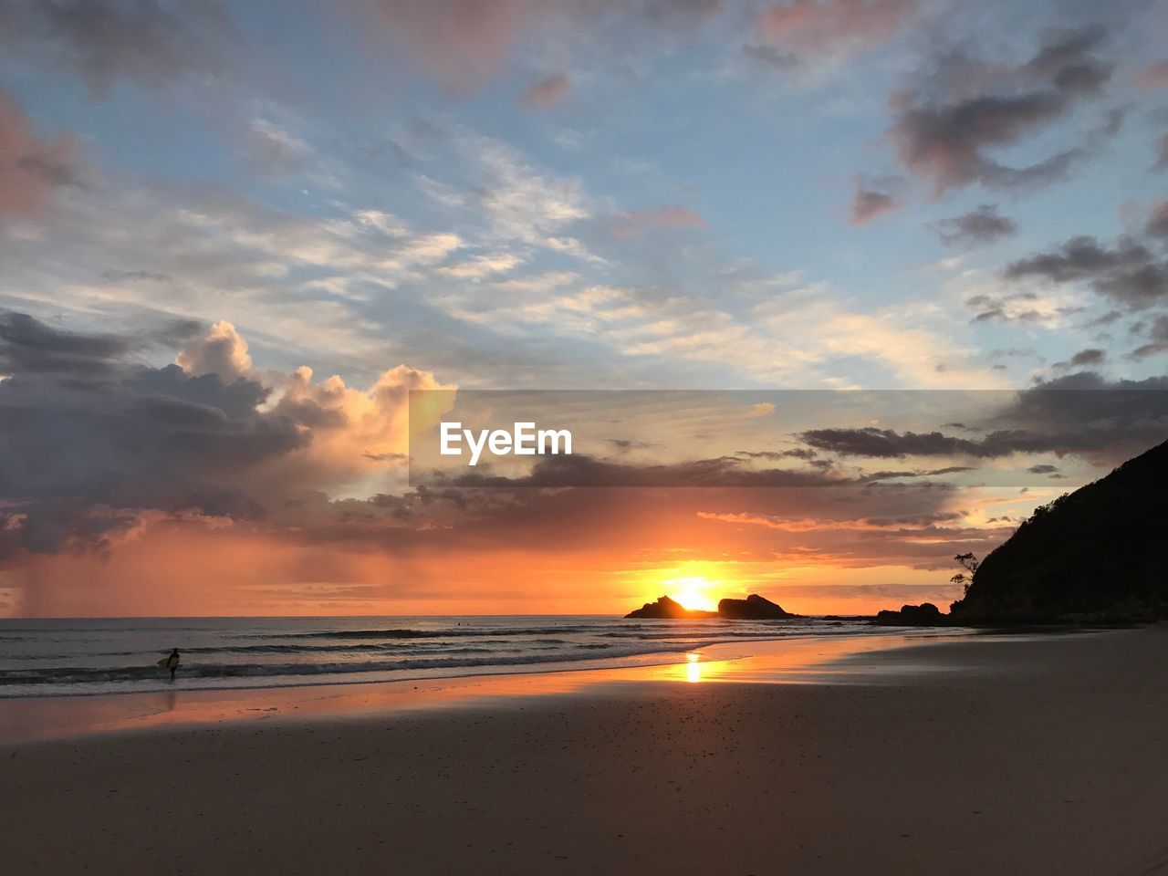 SCENIC VIEW OF SEA AGAINST SKY AT SUNSET