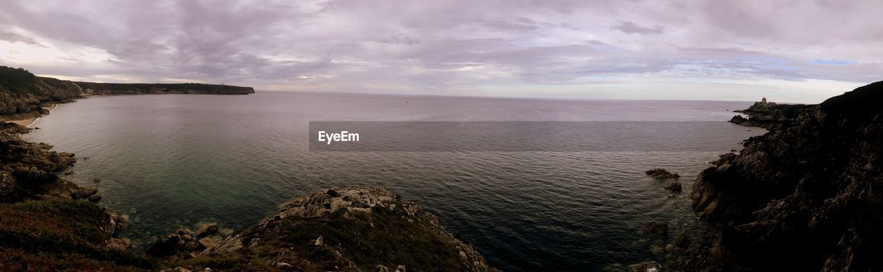 SCENIC VIEW OF SEA AND MOUNTAINS AGAINST SKY