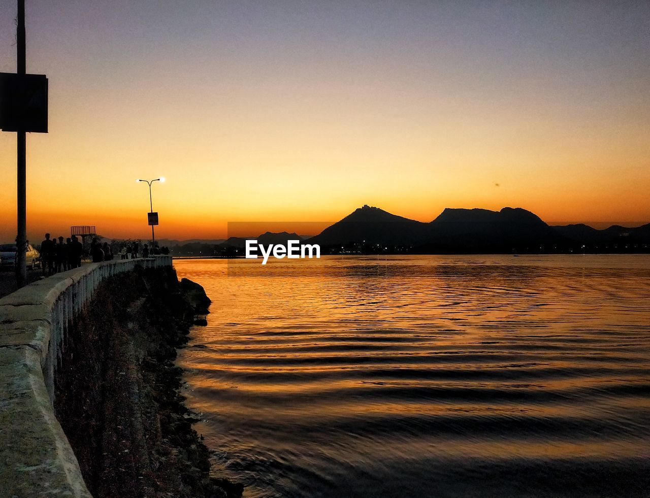 SCENIC VIEW OF SEA AGAINST SKY AT SUNSET