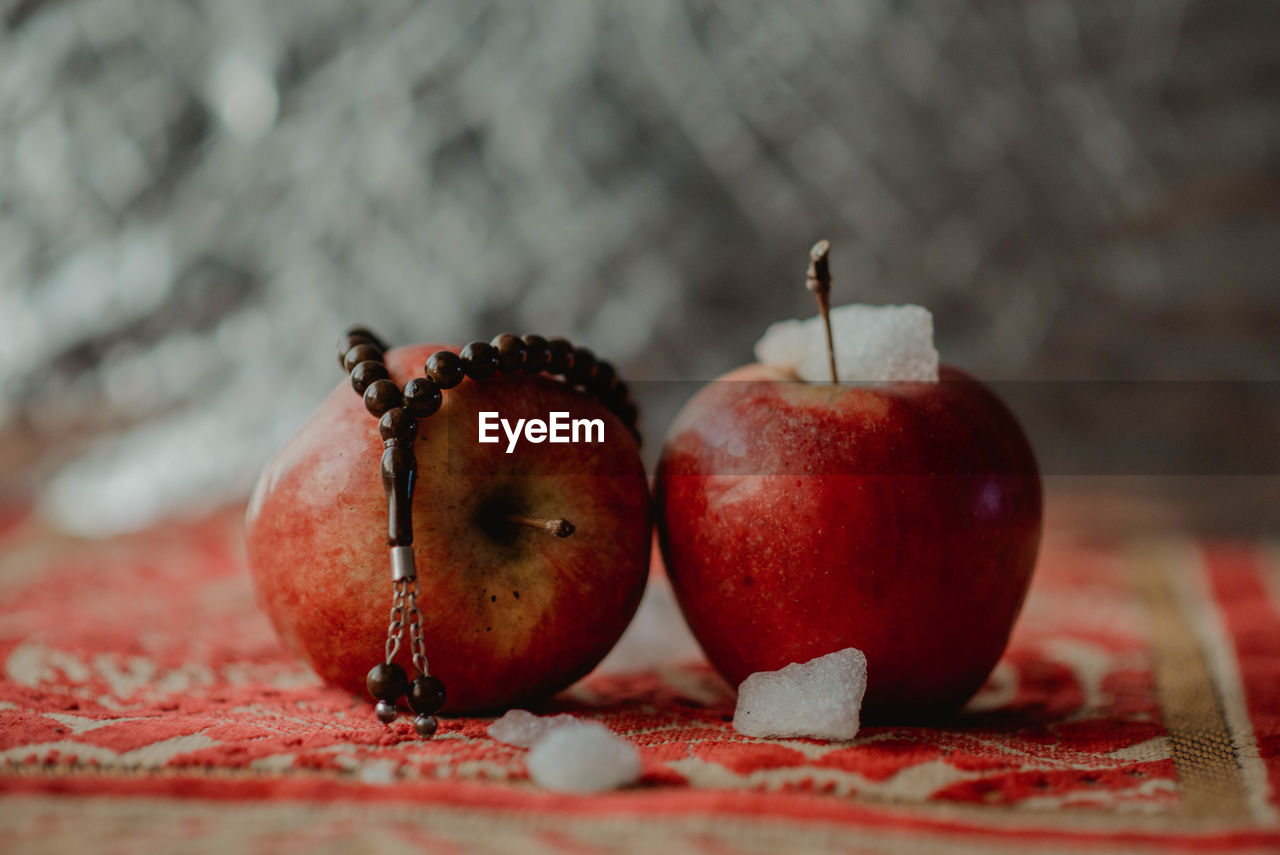 CLOSE-UP OF APPLES IN CONTAINER