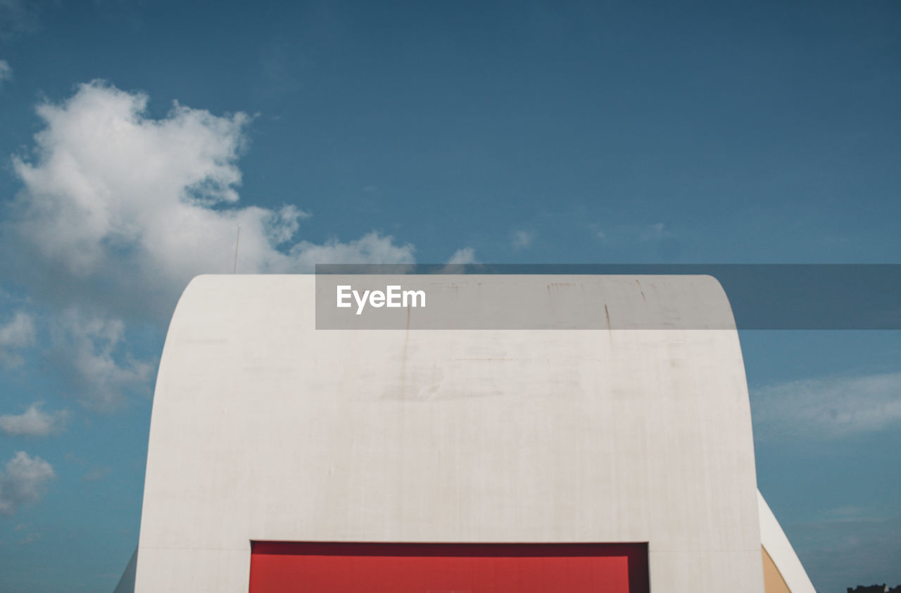 LOW ANGLE VIEW OF MODERN BUILDING AGAINST SKY