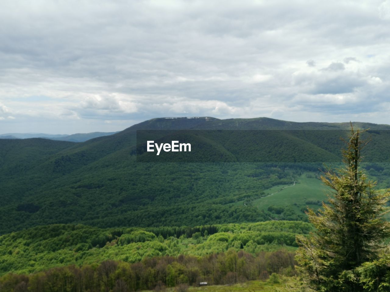SCENIC VIEW OF LANDSCAPE AND MOUNTAINS AGAINST SKY