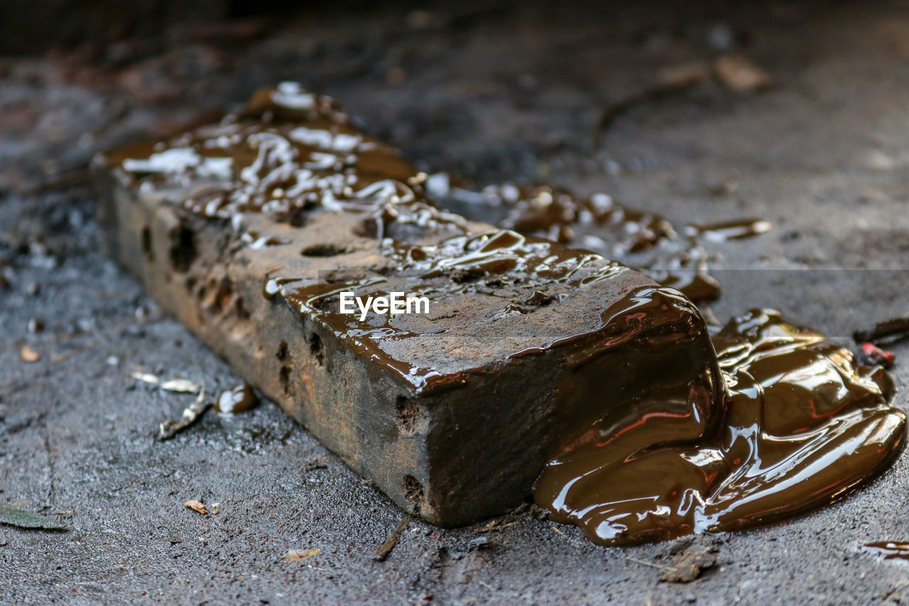 HIGH ANGLE VIEW OF CHOCOLATE ON METAL