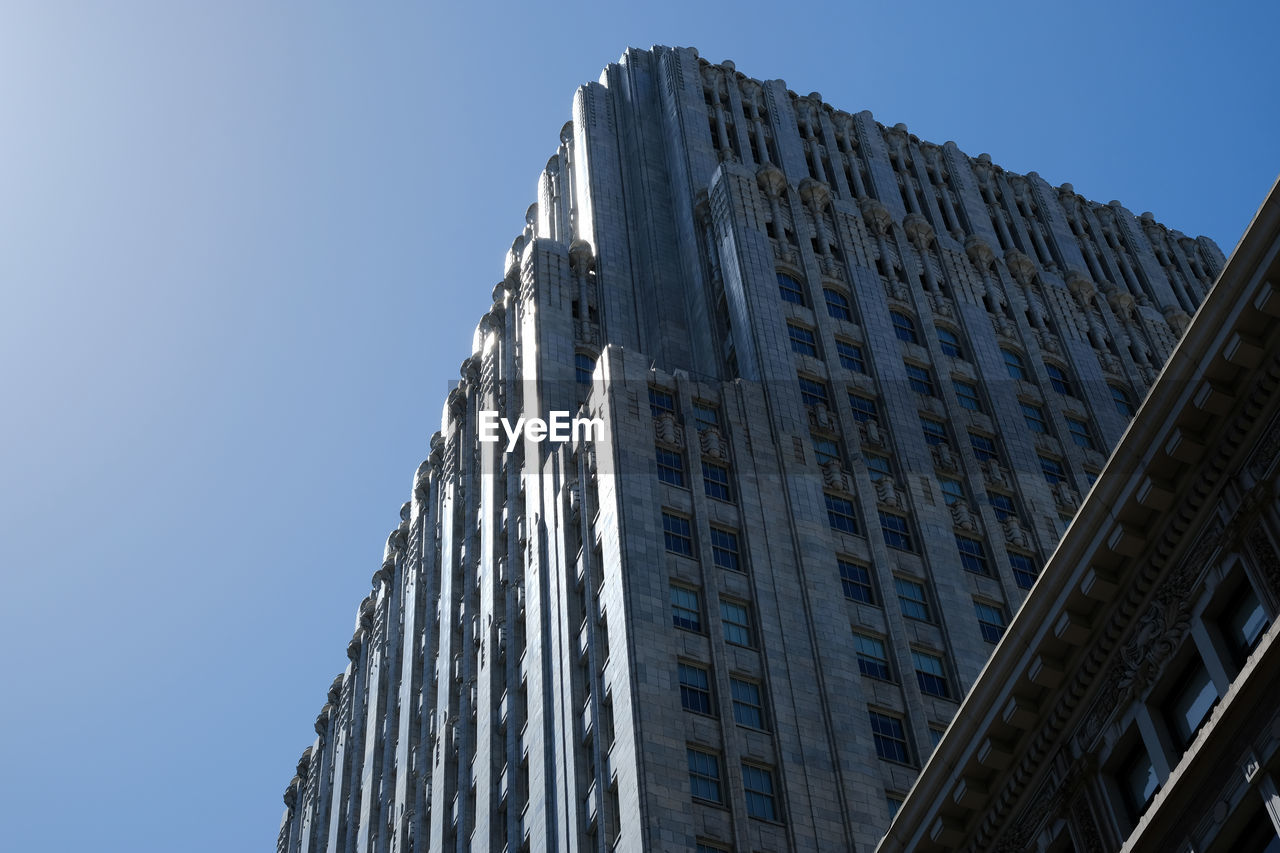 LOW ANGLE VIEW OF BUILDING AGAINST CLEAR SKY