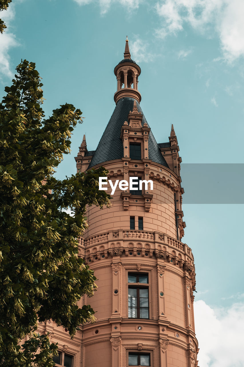 LOW ANGLE VIEW OF A BUILDING AGAINST SKY
