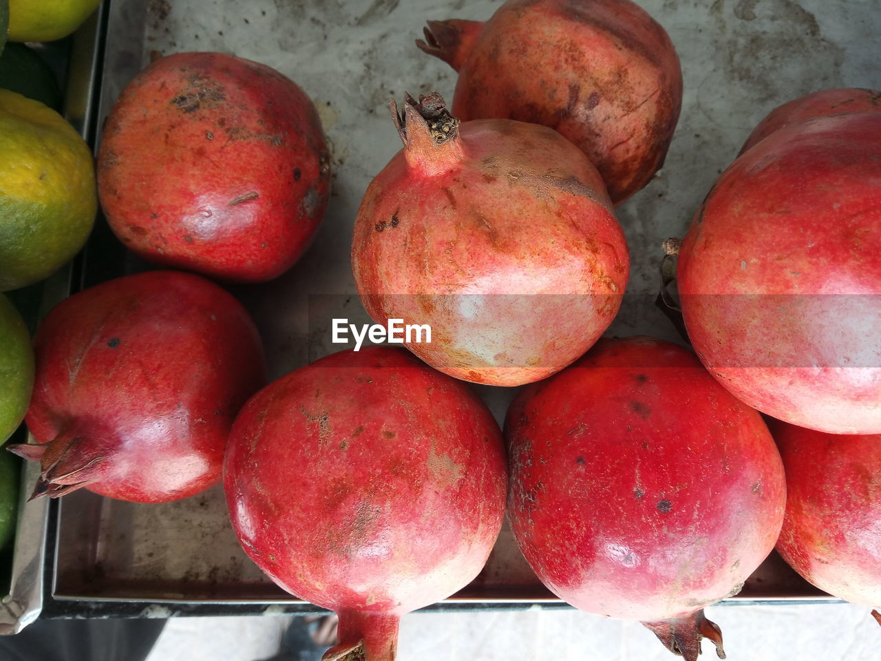 HIGH ANGLE VIEW OF APPLES