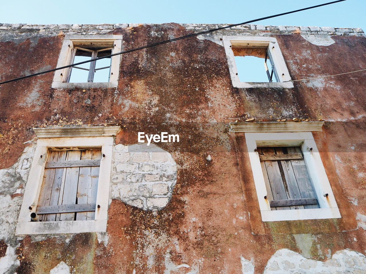 LOW ANGLE VIEW OF ABANDONED HOUSE