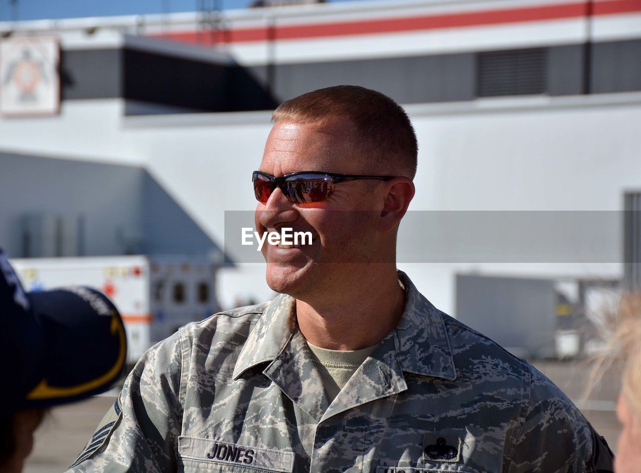 CLOSE-UP PORTRAIT OF MAN IN A SUNGLASSES