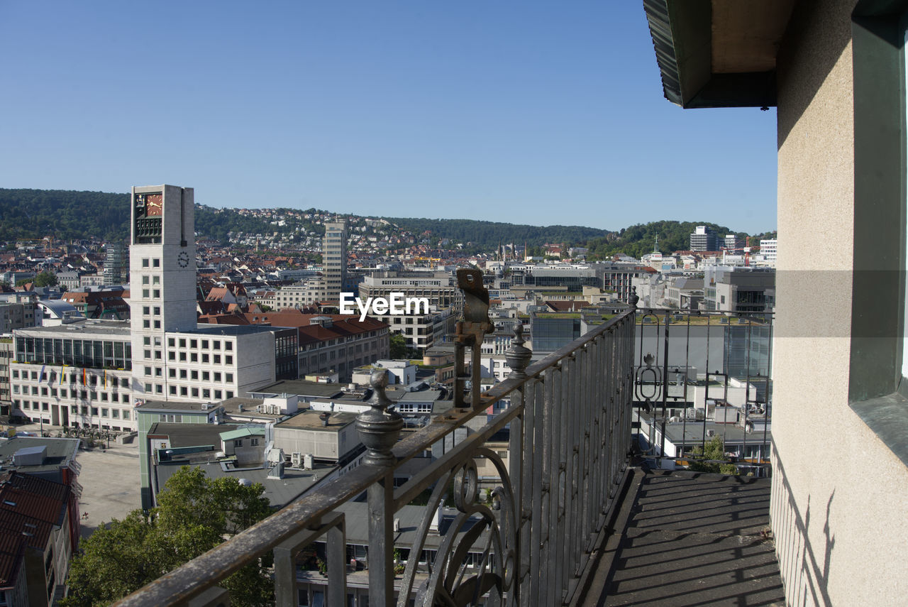 Aussicht vom südturm der stiftskirche auf das stuttgarter rathaus und marktplatz