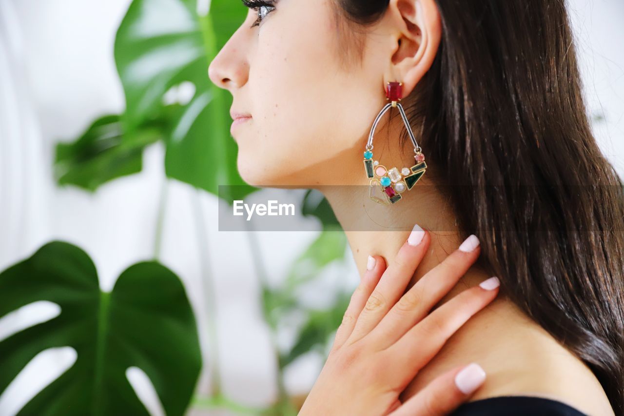 CLOSE-UP PORTRAIT OF A BEAUTIFUL YOUNG WOMAN WITH EYES