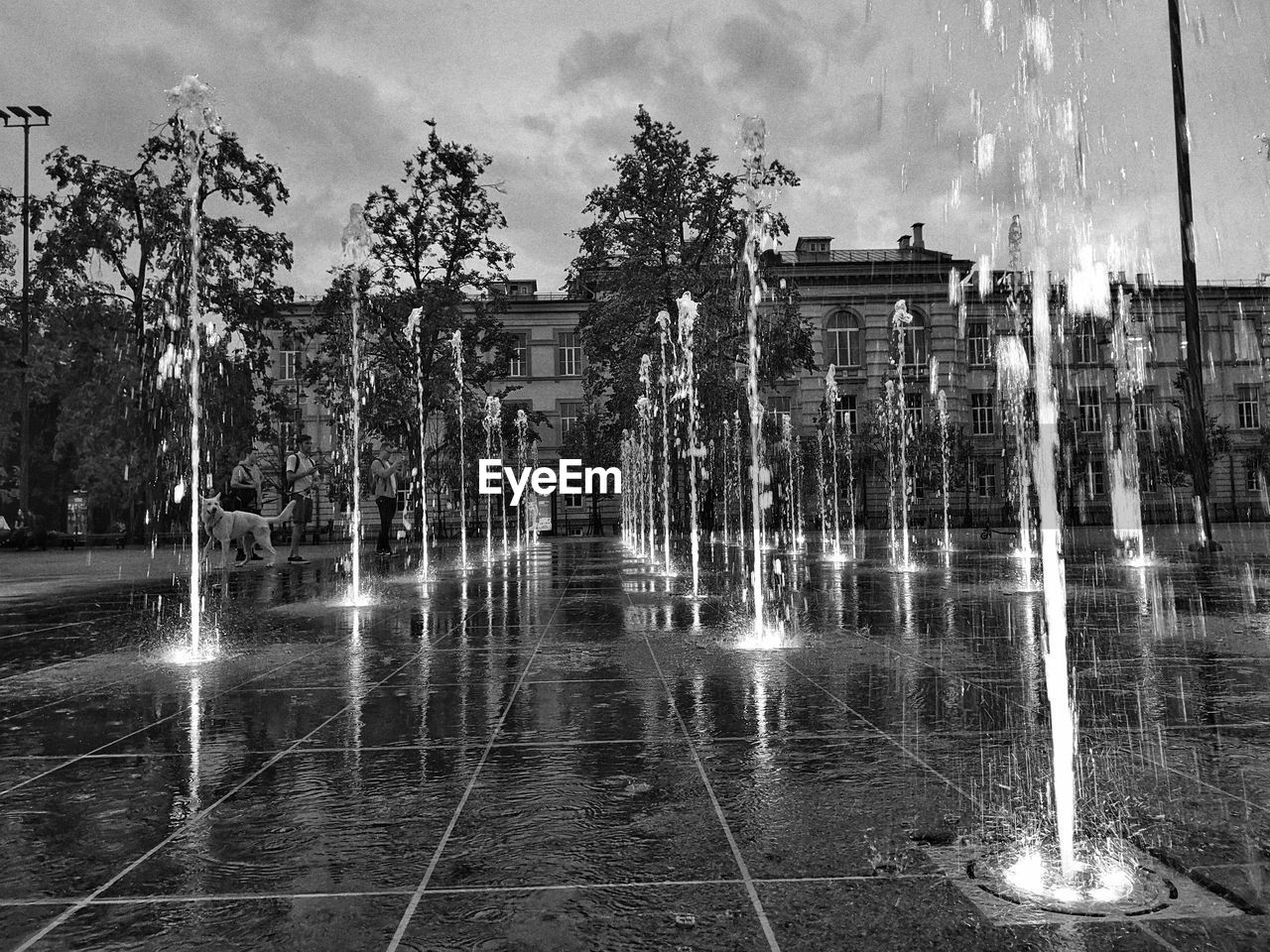 WATER FOUNTAIN AGAINST BUILDINGS IN CITY