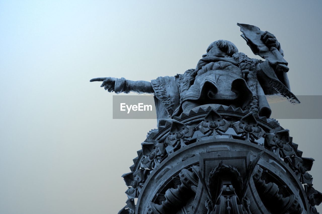 LOW ANGLE VIEW OF SCULPTURE AGAINST SKY