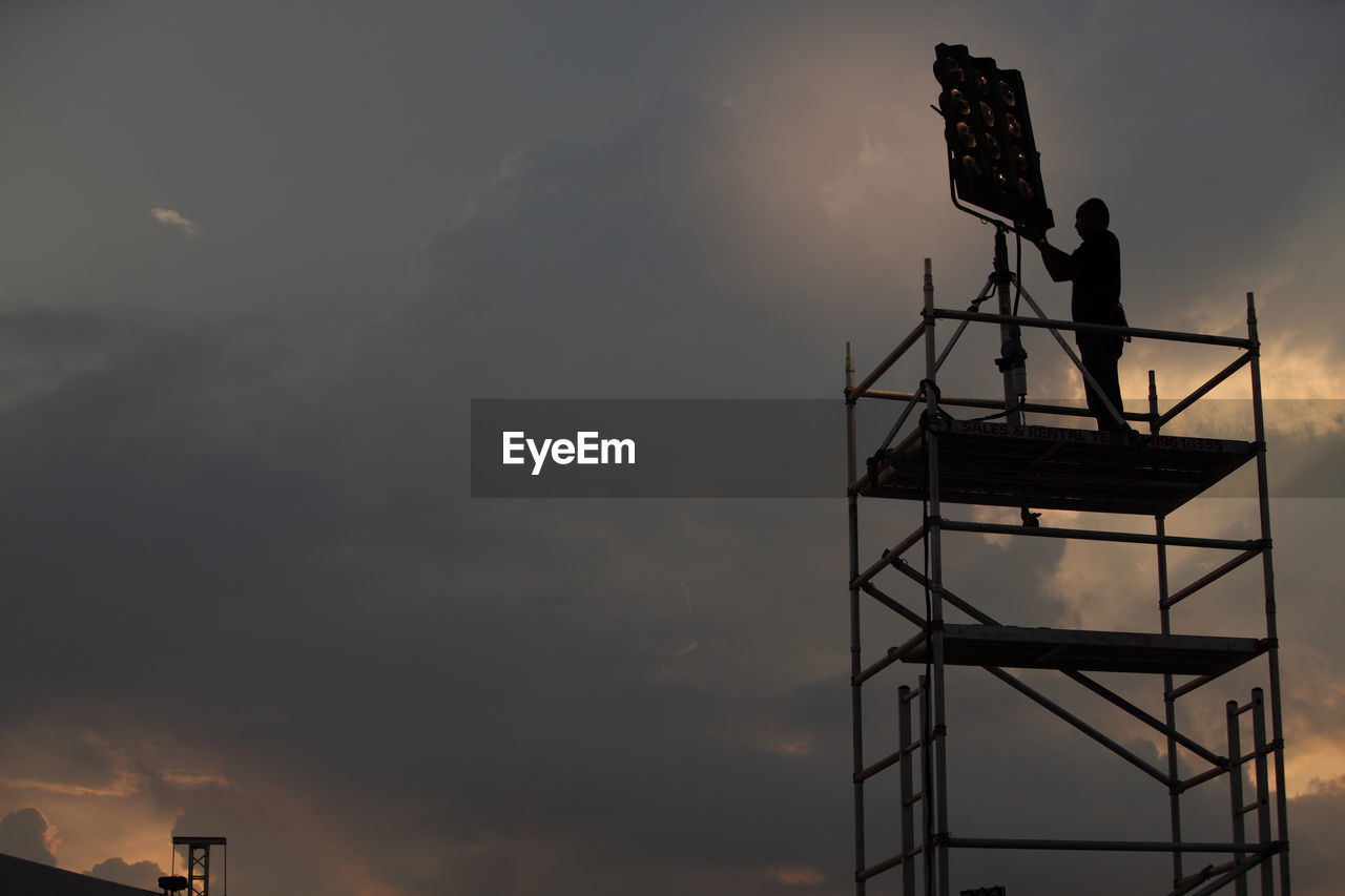 Man setting up spot light for the concert