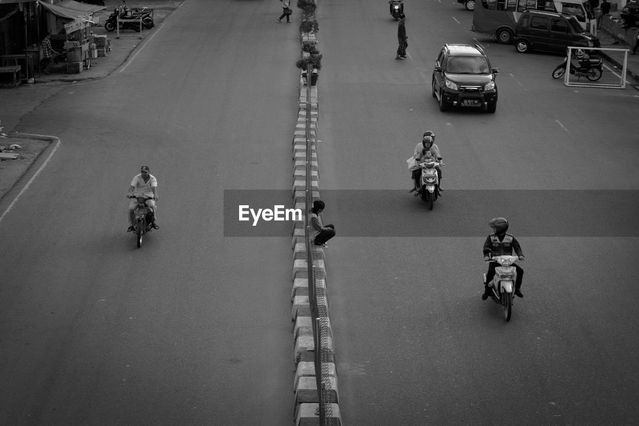 HIGH ANGLE VIEW OF VEHICLES ON ROAD