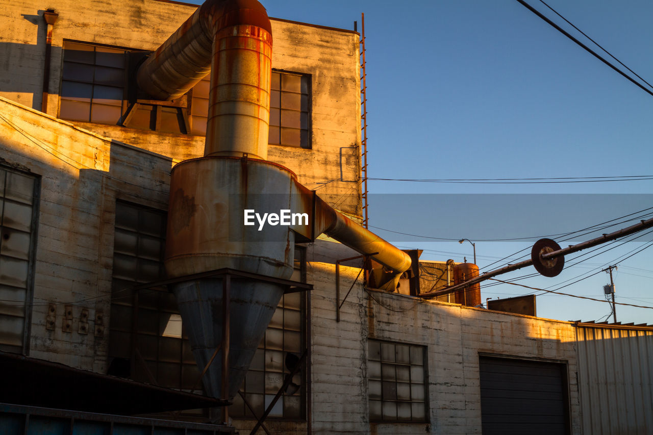 LOW ANGLE VIEW OF BUILT STRUCTURE AGAINST SKY