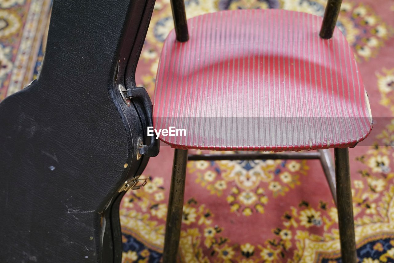 pink, handbag, no people, close-up, bag, focus on foreground, pattern, seat, chair, day, arts culture and entertainment, art, fashion, indoors