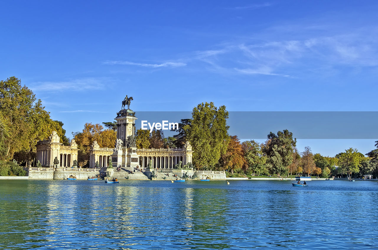 VIEW OF FOUNTAIN IN LAKE AGAINST SKY