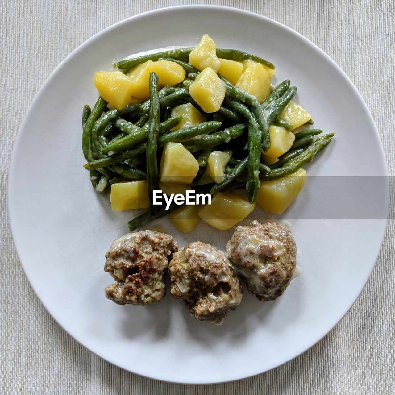 CLOSE-UP OF FOOD ON TABLE