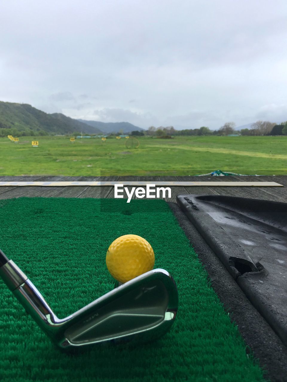 HIGH ANGLE VIEW OF GOLF BALL ON FIELD
