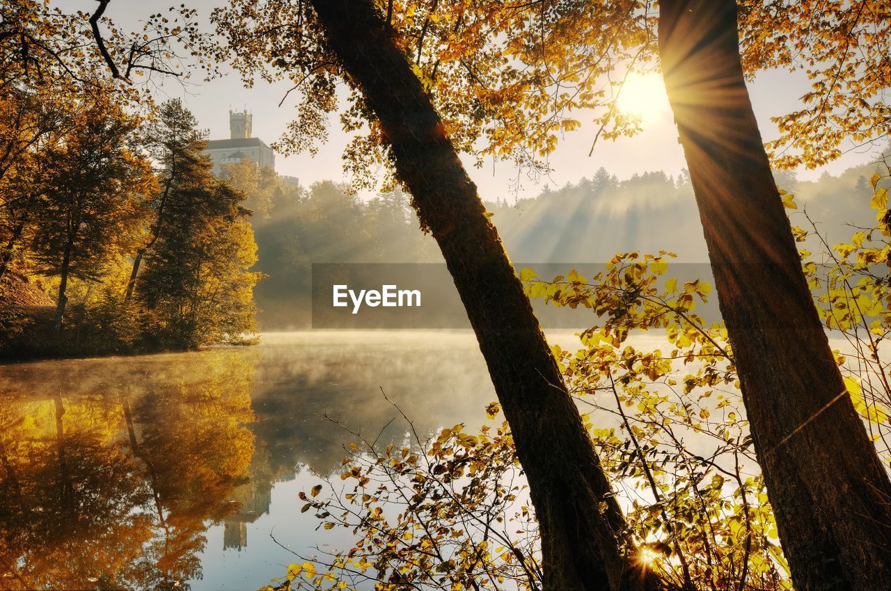 Autumn scenery of trakoscan castle on the hill by the lake in croatia, county hrvatsko zagorje 