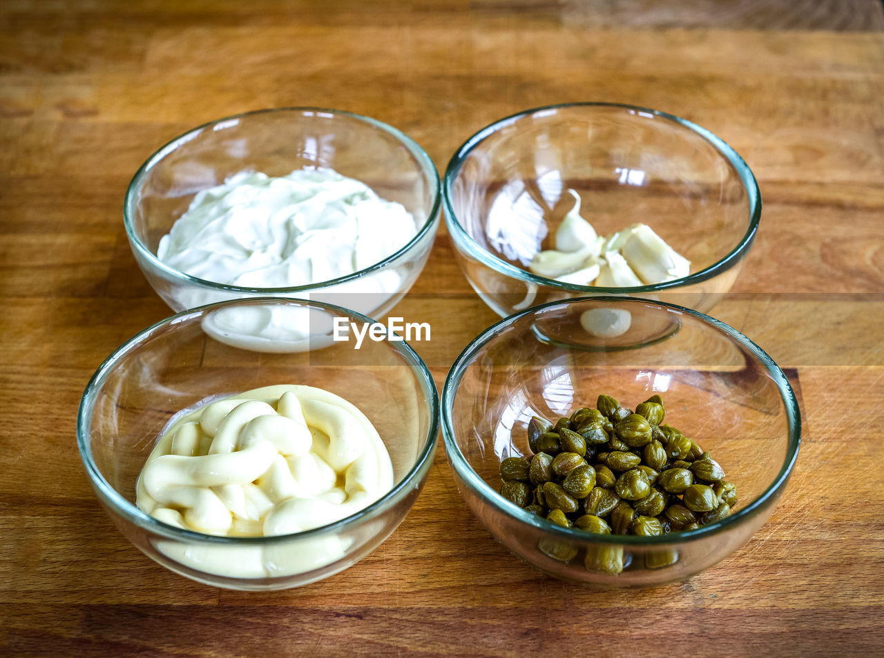 HIGH ANGLE VIEW OF FOOD IN BOWL ON TABLE