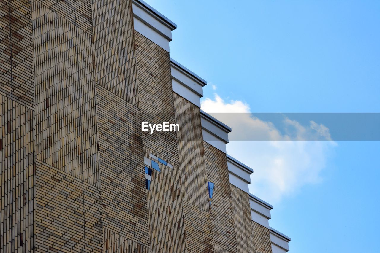 LOW ANGLE VIEW OF MODERN BUILDING