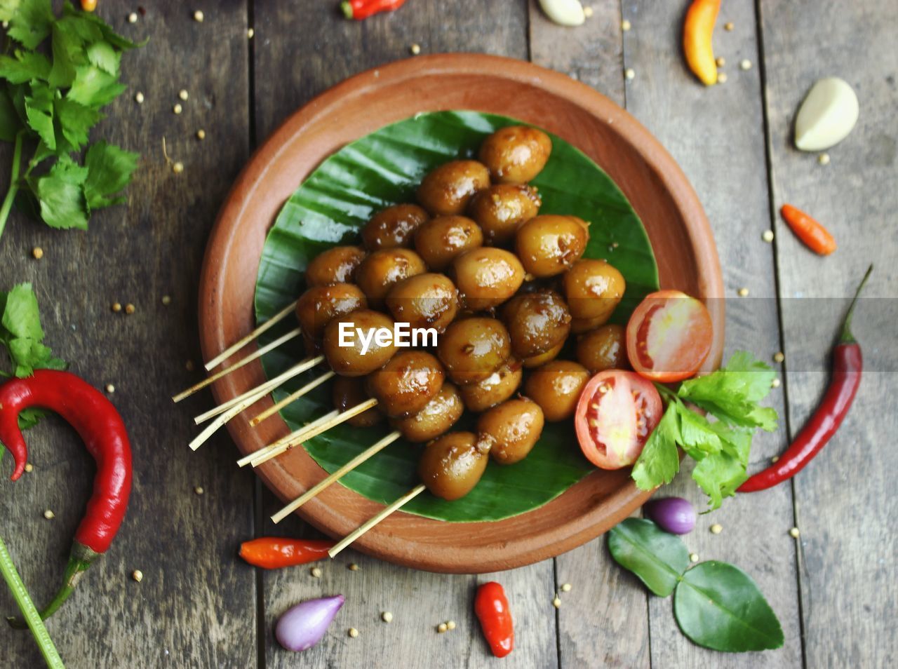HIGH ANGLE VIEW OF FRUITS IN BOWL