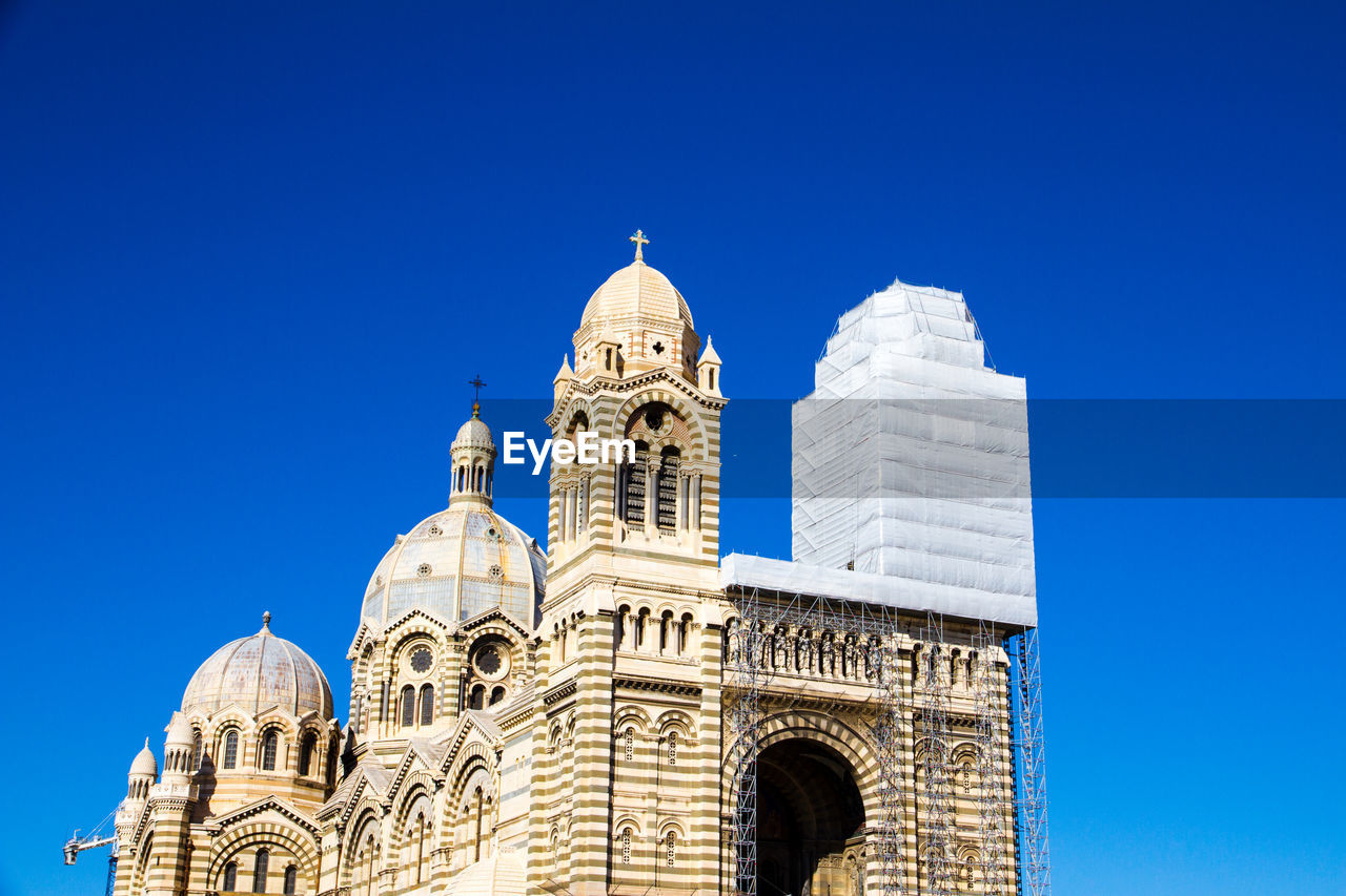 LOW ANGLE VIEW OF CATHEDRAL AGAINST SKY