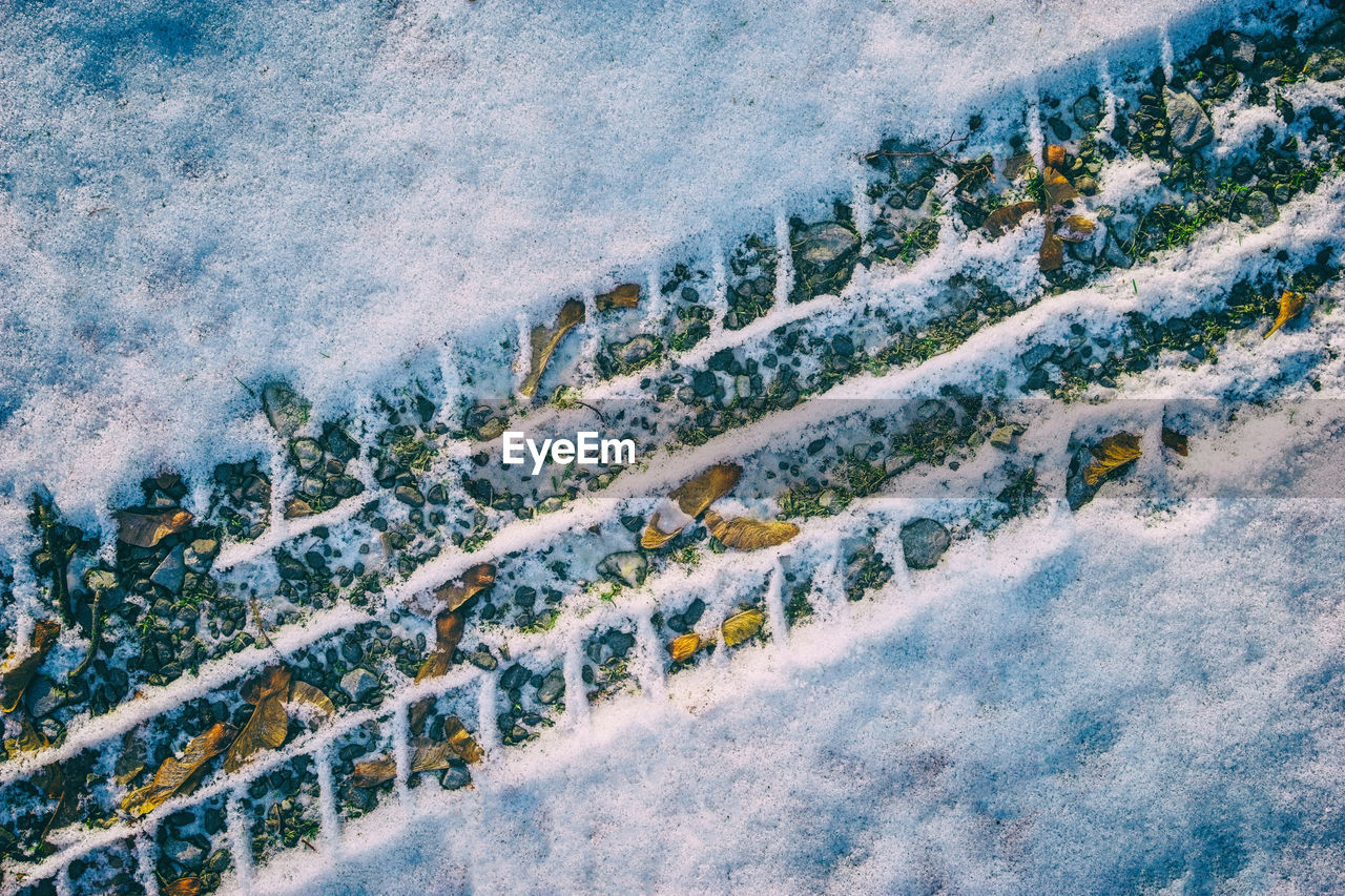 PANORAMIC VIEW OF SNOW COVERED MOUNTAINS