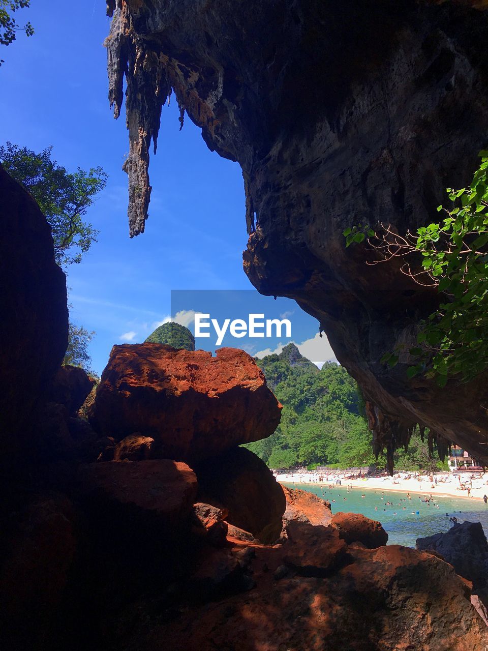 SCENIC VIEW OF ROCK FORMATIONS IN CAVE