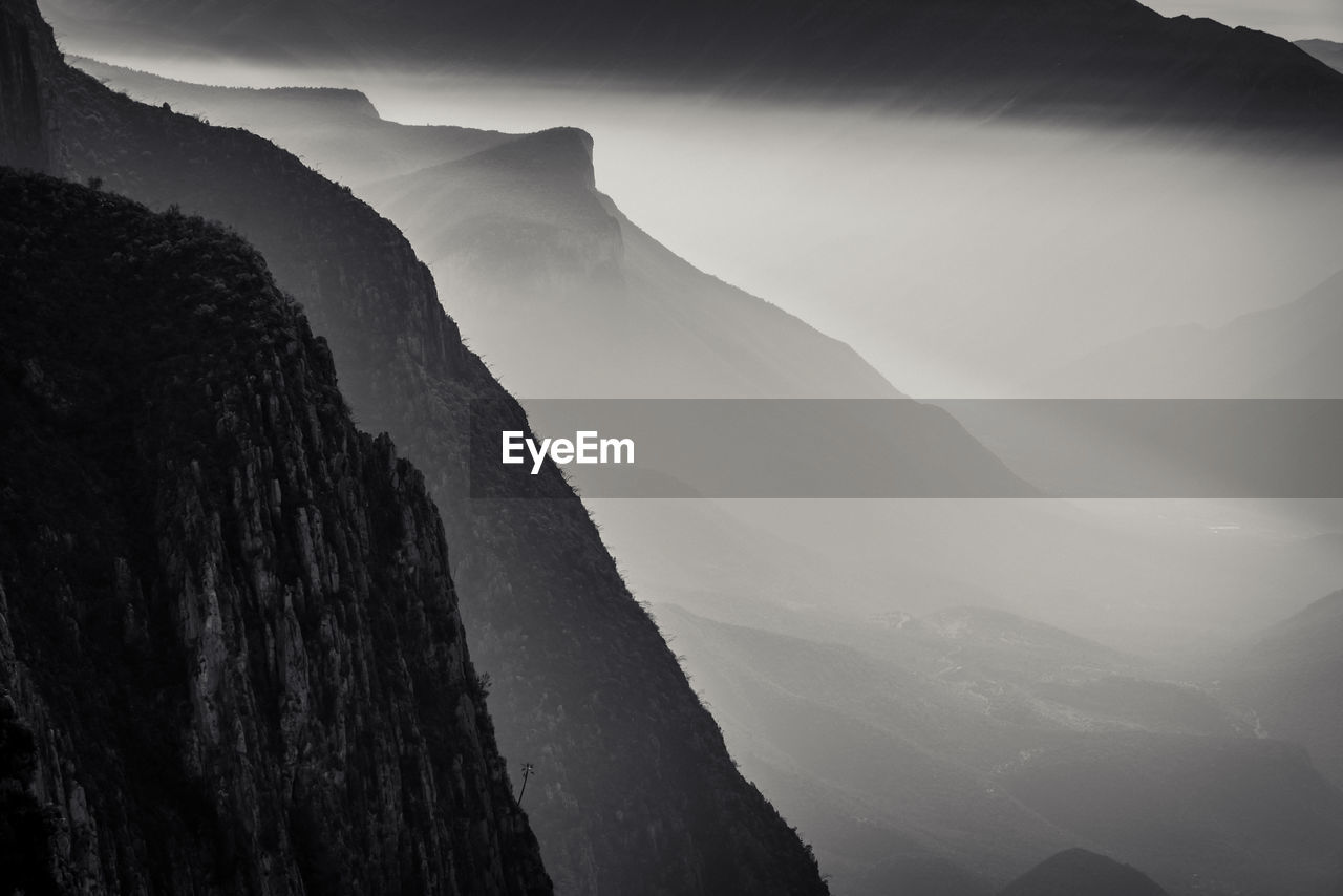 IDYLLIC SHOT OF MOUNTAIN RANGE AGAINST SKY