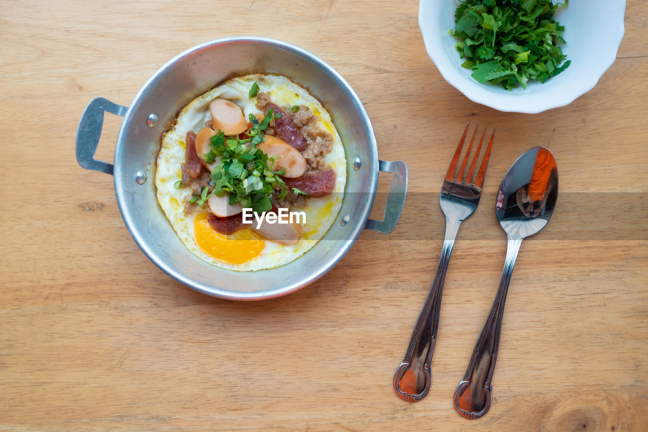 HIGH ANGLE VIEW OF FOOD IN BOWL ON TABLE