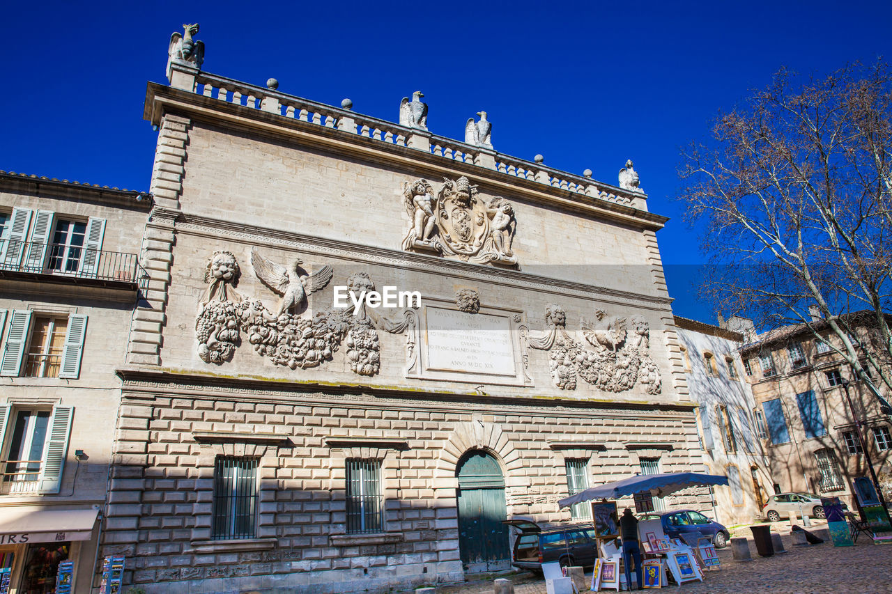 LOW ANGLE VIEW OF STATUE OF BUILDING