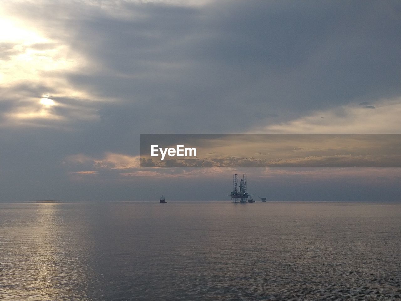 SCENIC VIEW OF SEA AGAINST SKY AT DUSK