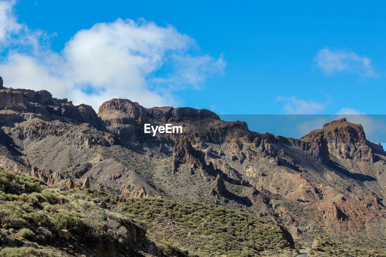 SCENIC VIEW OF ROCKY MOUNTAIN AGAINST SKY