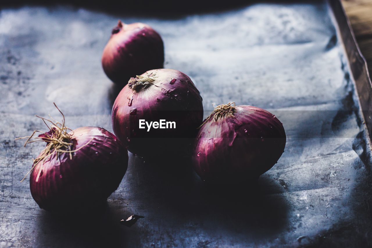 Close-up of onions in tray on table