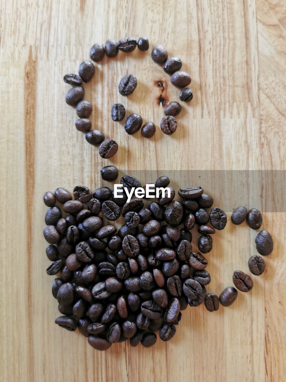 DIRECTLY ABOVE SHOT OF COFFEE BEANS ON TABLE