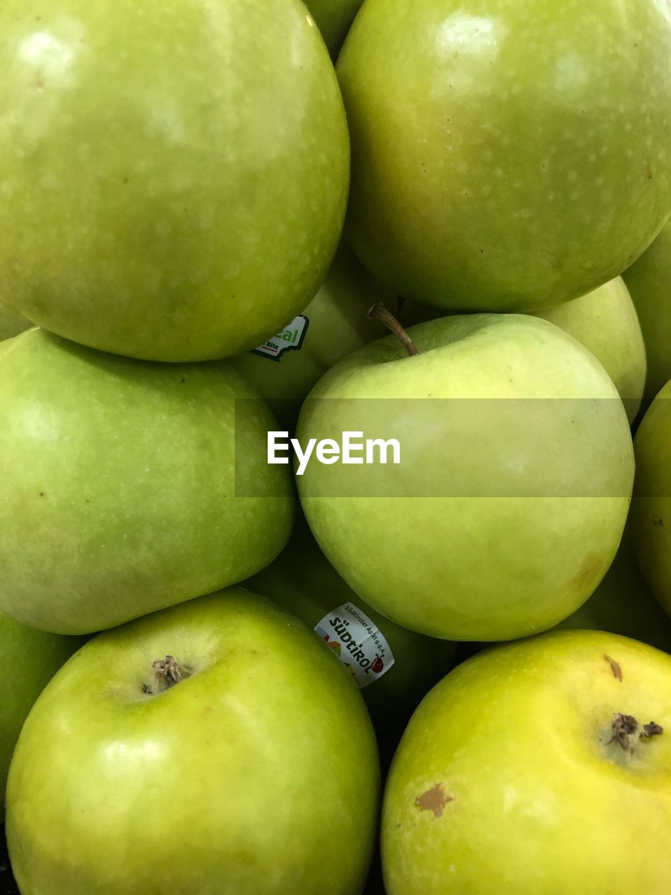 HIGH ANGLE VIEW OF APPLES