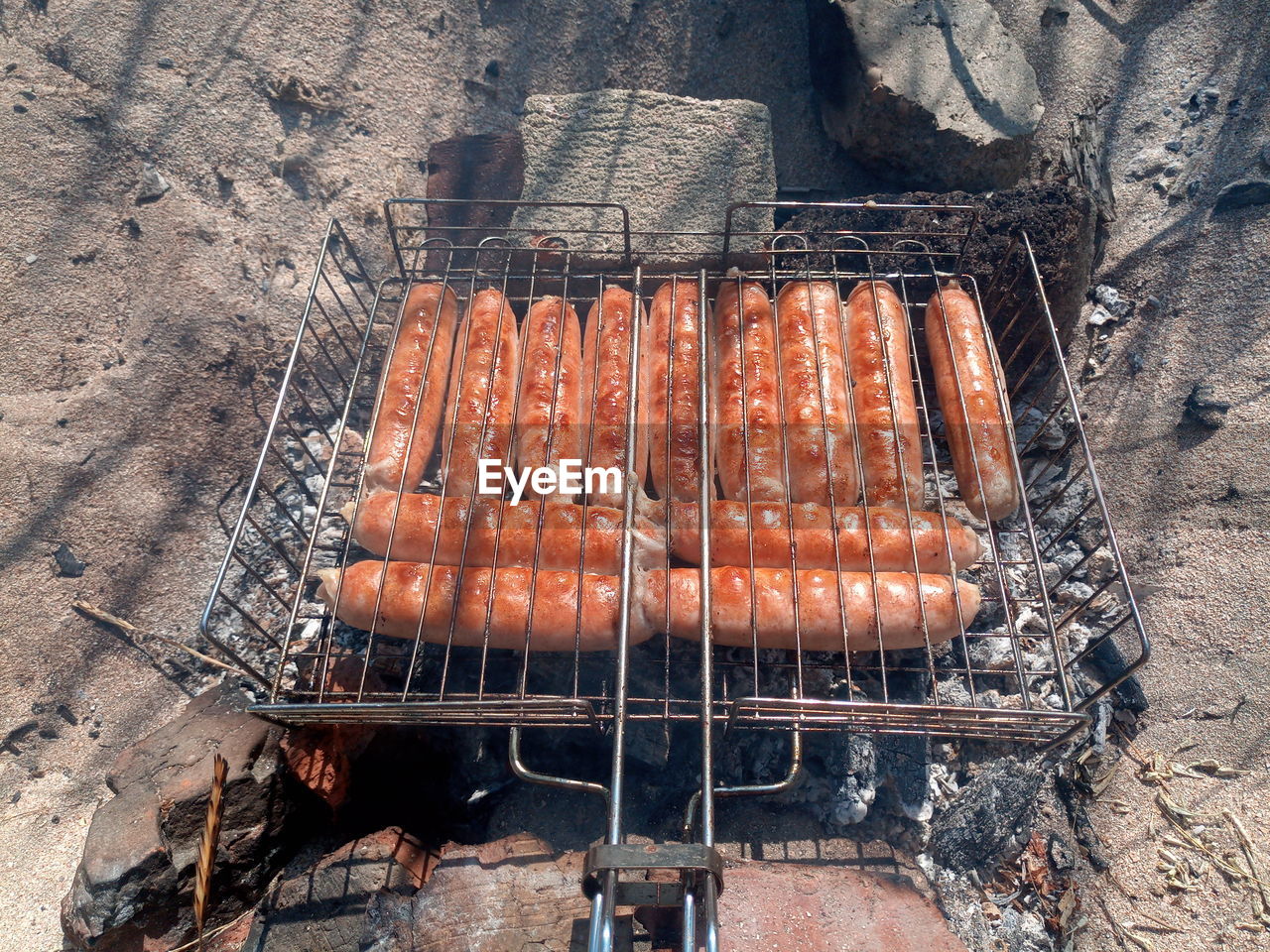 HIGH ANGLE VIEW OF BARBECUE GRILL IN CONTAINER