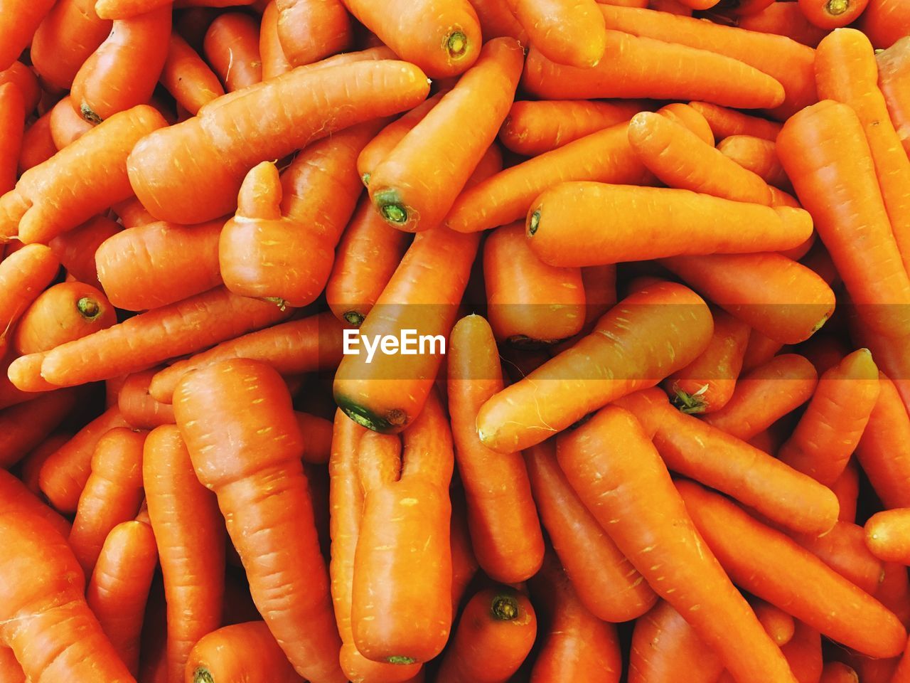 FULL FRAME SHOT OF CARROTS AT MARKET STALL