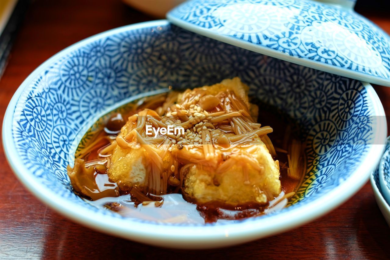 CLOSE-UP OF NOODLES IN BOWL